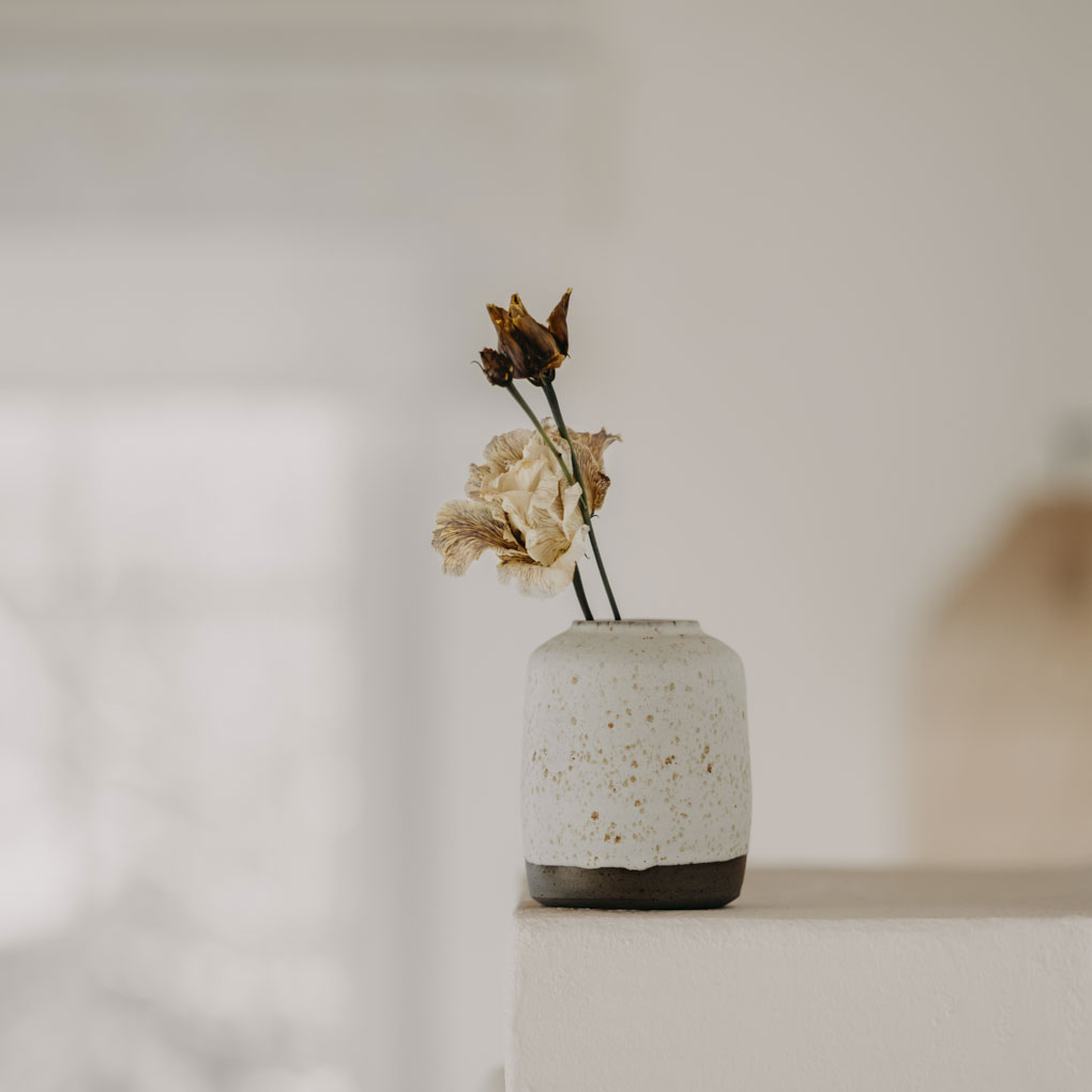 Kleine Vase aus Keramik handgefertigt in Deutschland mit einem schlichtem Design